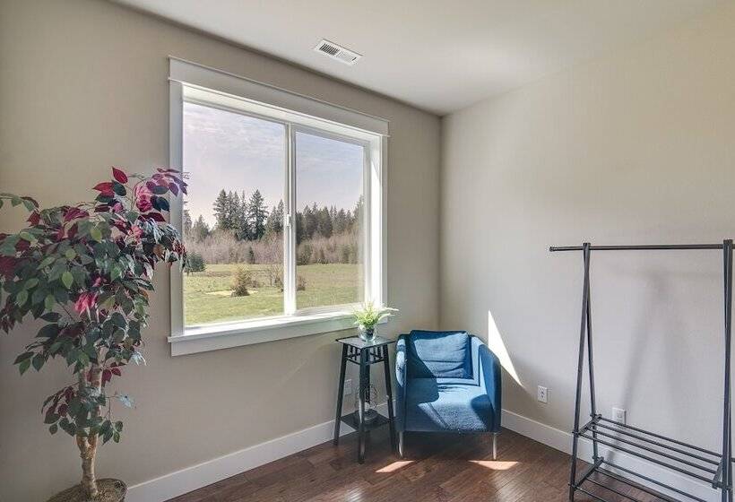 Spacious Carnation Home W/ Grill & Large Yard