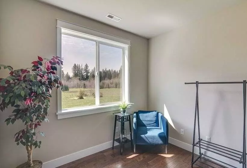 Spacious Carnation Home W/ Grill & Large Yard