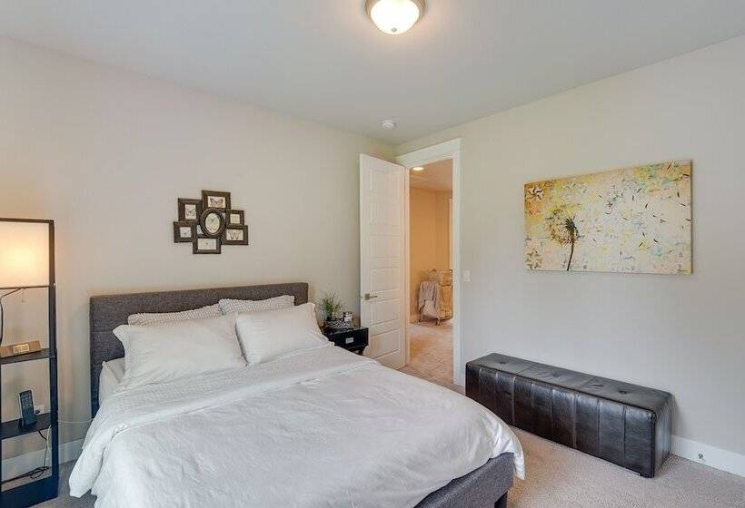 Spacious Carnation Home W/ Grill & Large Yard