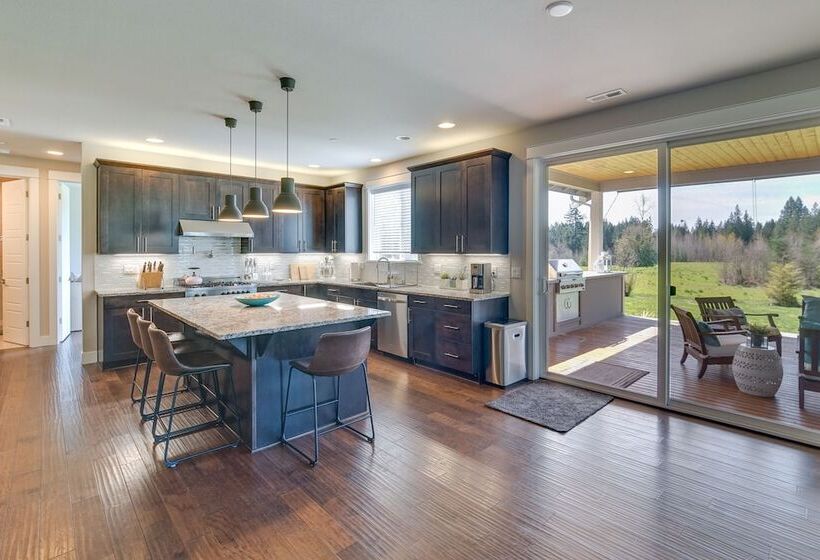 Spacious Carnation Home W/ Grill & Large Yard