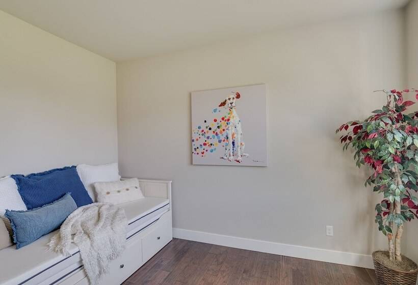 Spacious Carnation Home W/ Grill & Large Yard