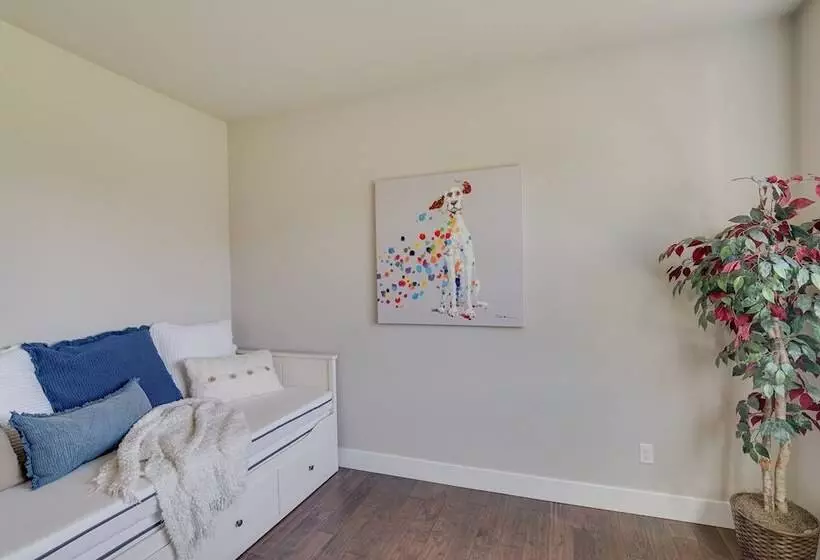 Spacious Carnation Home W/ Grill & Large Yard