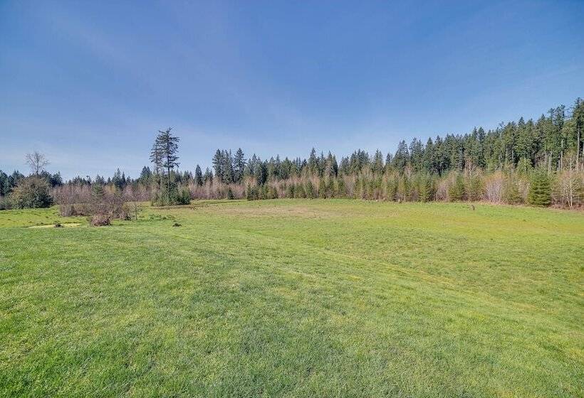 Spacious Carnation Home W/ Grill & Large Yard