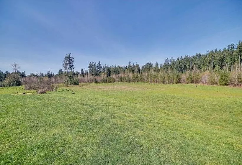 Spacious Carnation Home W/ Grill & Large Yard