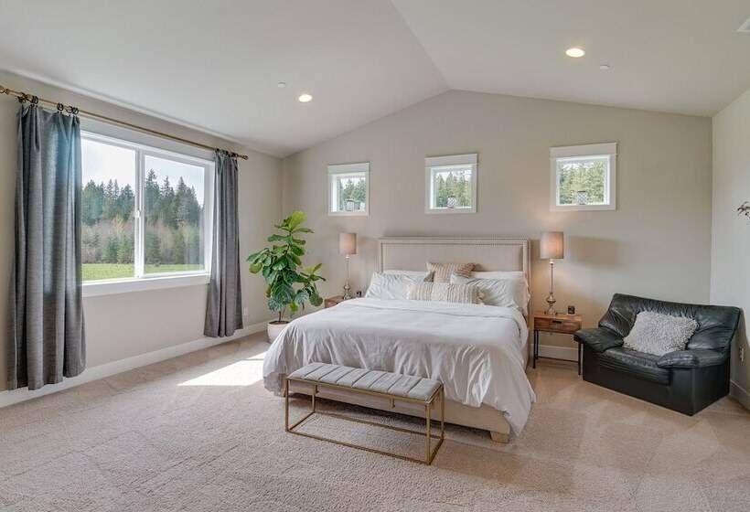 Spacious Carnation Home W/ Grill & Large Yard