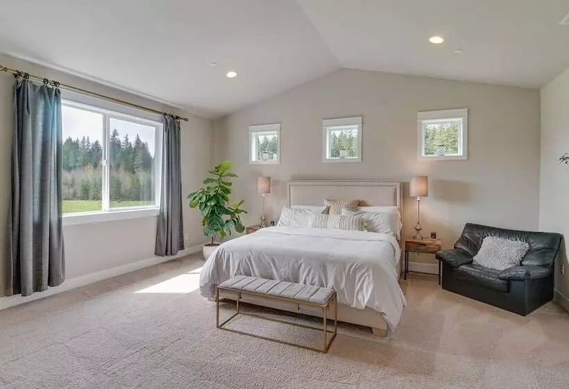 Spacious Carnation Home W/ Grill & Large Yard