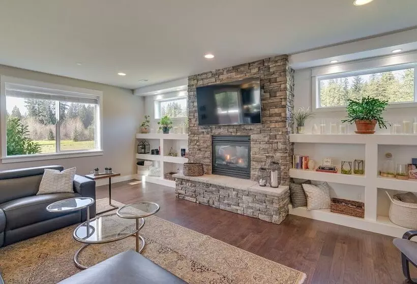 Spacious Carnation Home W/ Grill & Large Yard