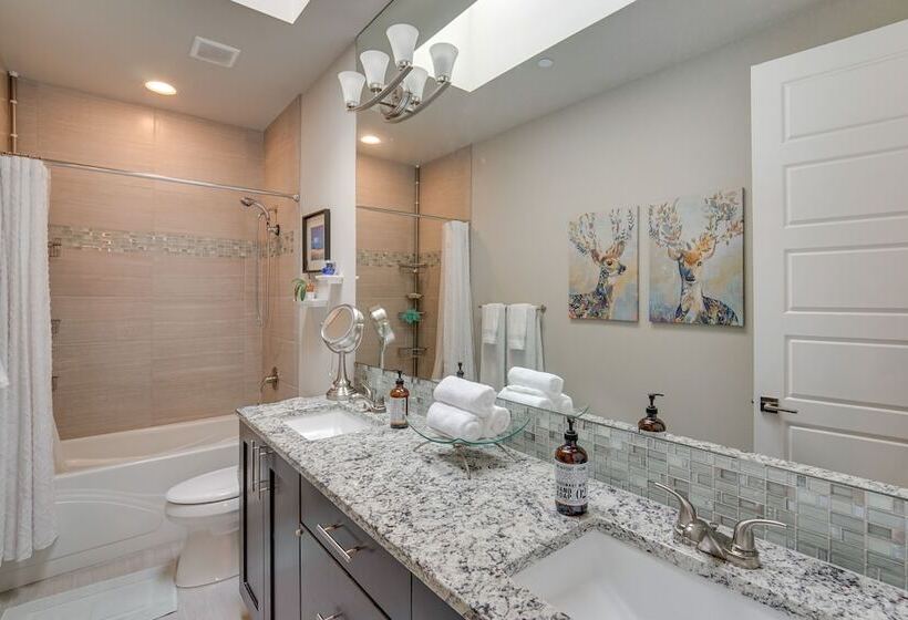 Spacious Carnation Home W/ Grill & Large Yard