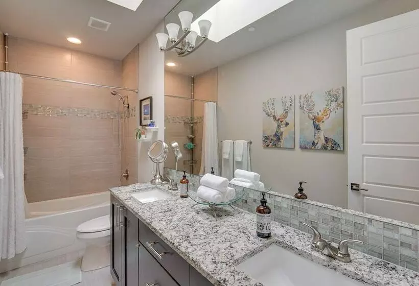 Spacious Carnation Home W/ Grill & Large Yard