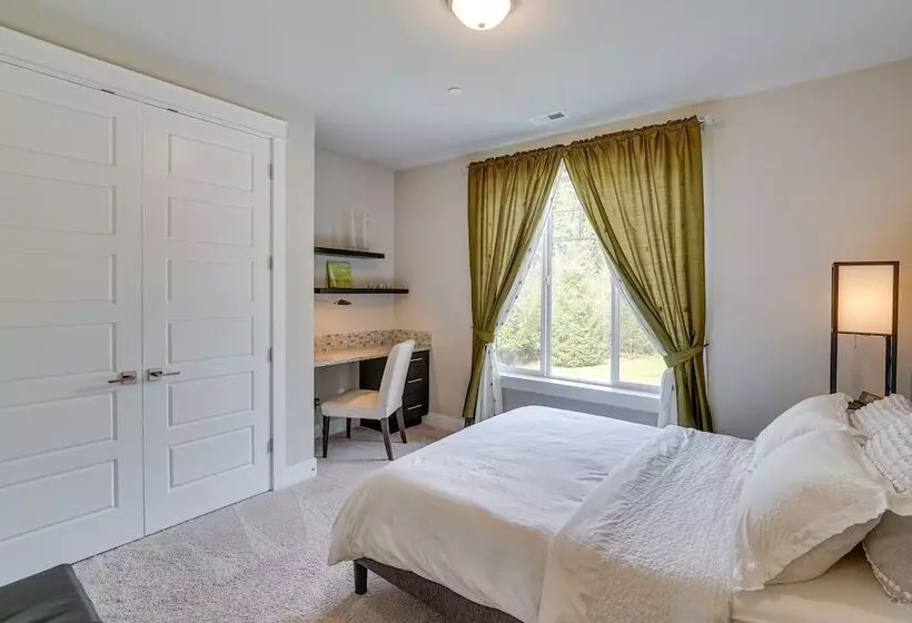 Spacious Carnation Home W/ Grill & Large Yard