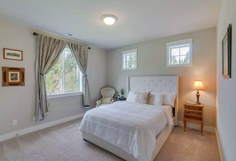 Spacious Carnation Home W/ Grill & Large Yard