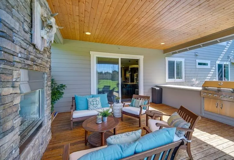 Spacious Carnation Home W/ Grill & Large Yard