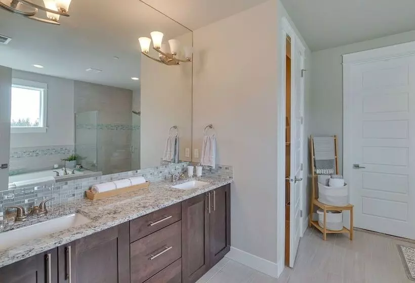 Spacious Carnation Home W/ Grill & Large Yard