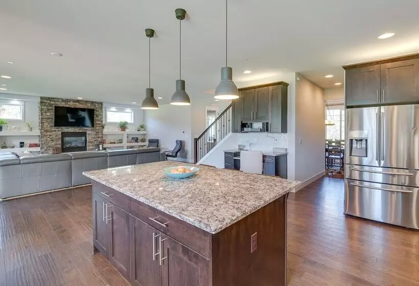 Spacious Carnation Home W/ Grill & Large Yard