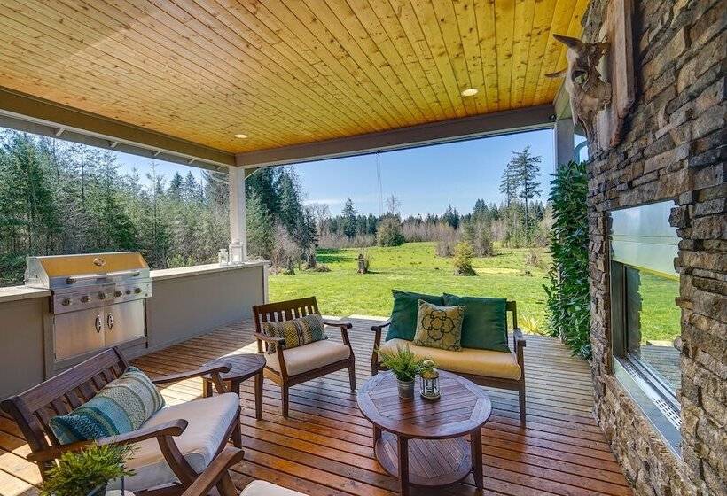 Spacious Carnation Home W/ Grill & Large Yard