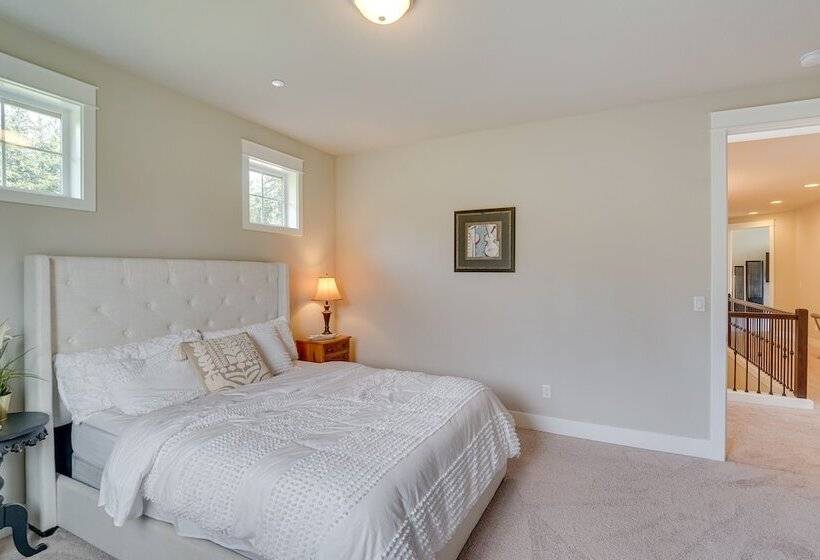 Spacious Carnation Home W/ Grill & Large Yard