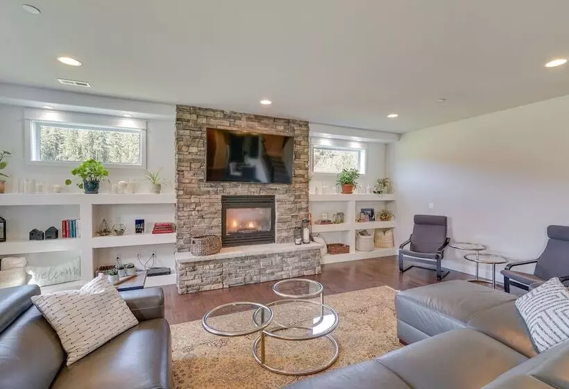 Spacious Carnation Home W/ Grill & Large Yard