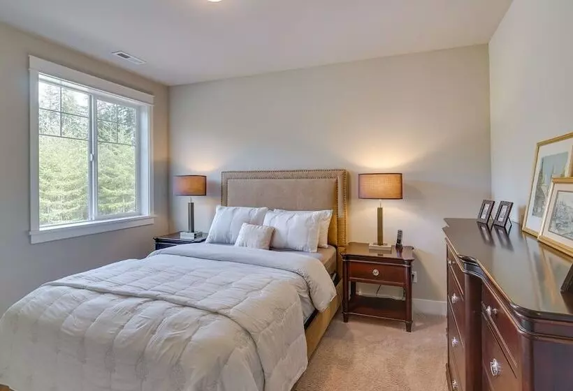 Spacious Carnation Home W/ Grill & Large Yard