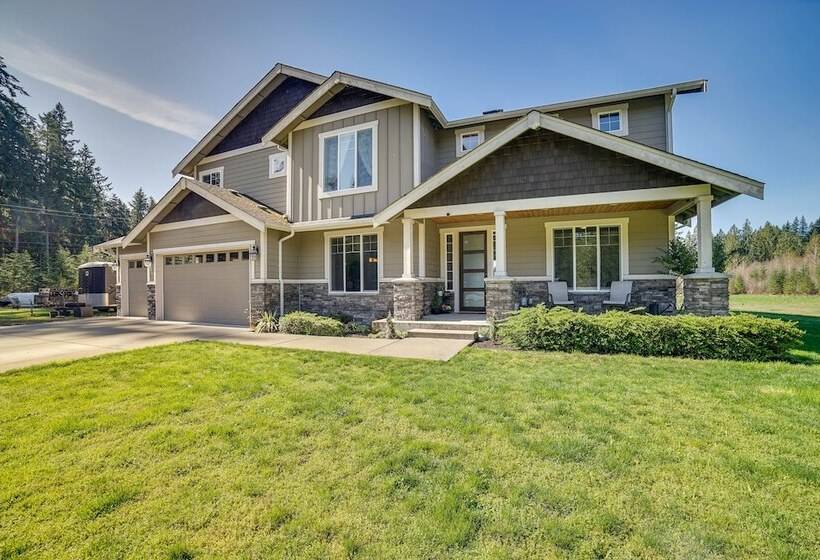 Spacious Carnation Home W/ Grill & Large Yard