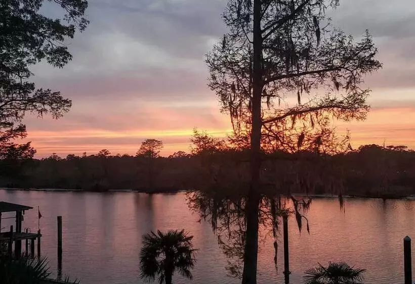 Pristine Cottage W/ Access To The Trent River