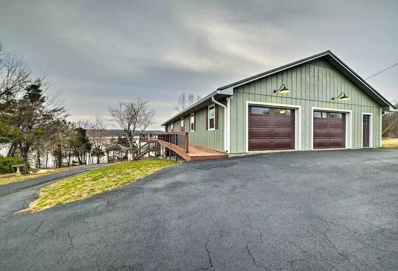 Barkley Breeze  Waterfront Home W/ Dock & Kayaks