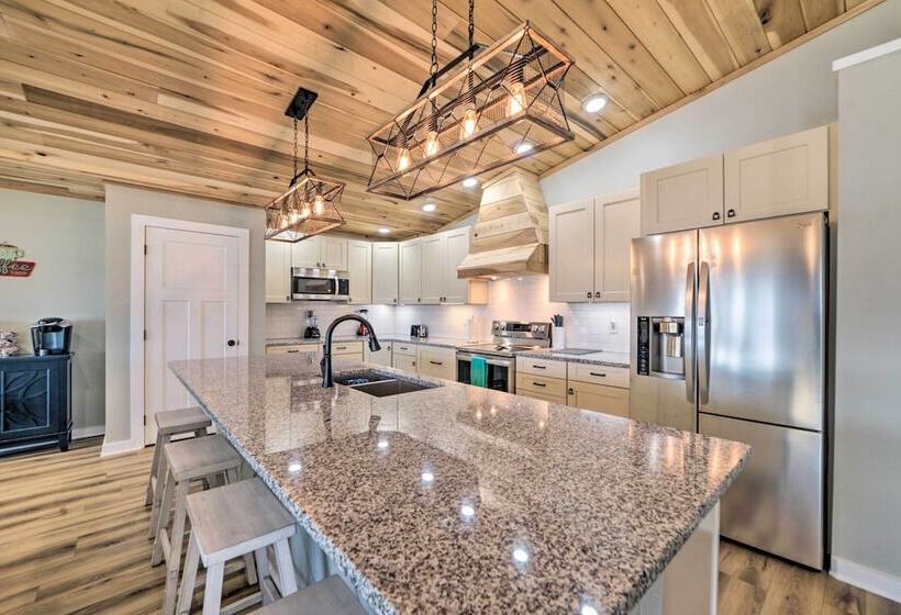 Barkley Breeze Waterfront Home W/ Dock & Kayaks