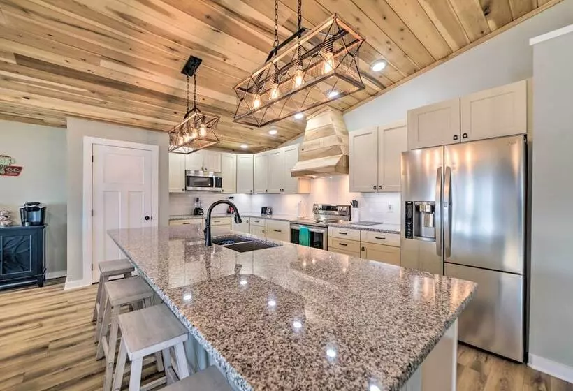 Barkley Breeze  Waterfront Home W/ Dock & Kayaks