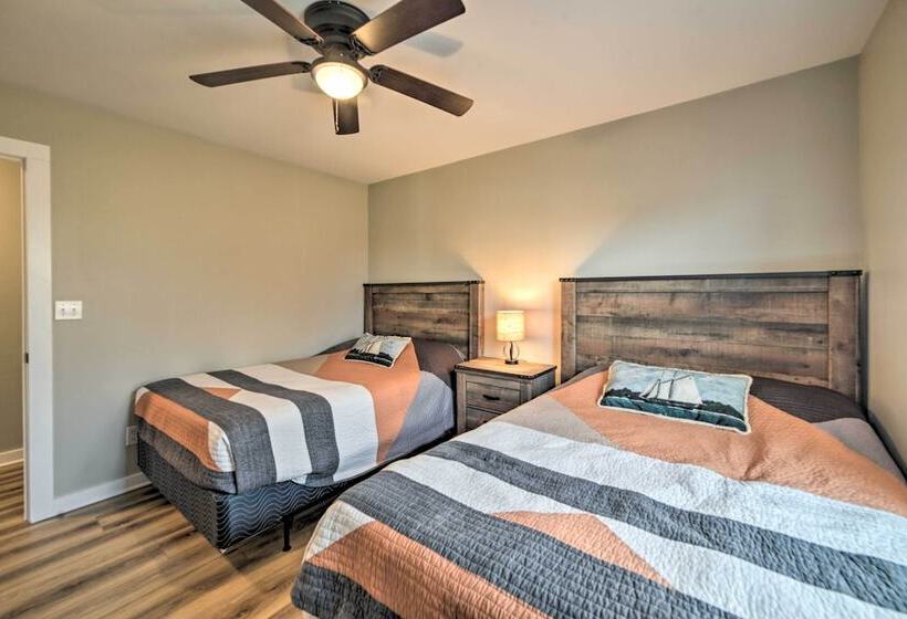 Barkley Breeze Waterfront Home W/ Dock & Kayaks