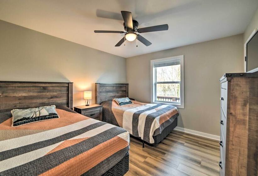 Barkley Breeze Waterfront Home W/ Dock & Kayaks