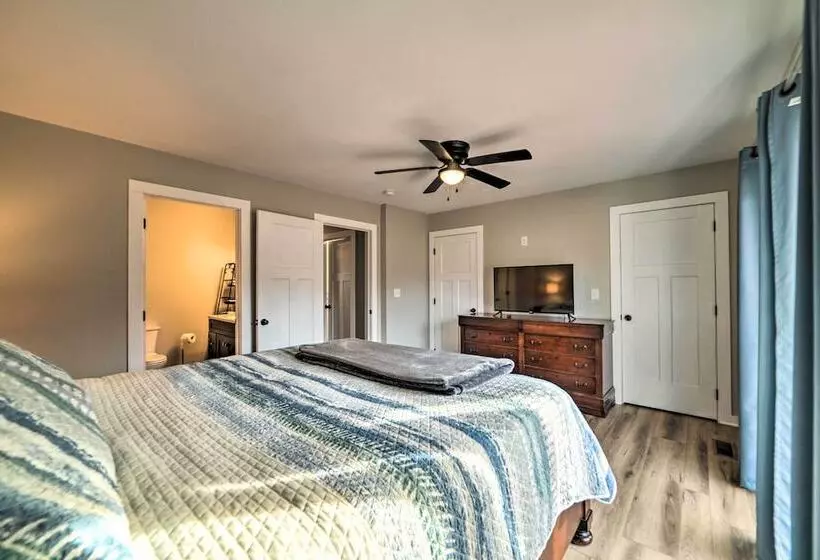 Barkley Breeze  Waterfront Home W/ Dock & Kayaks