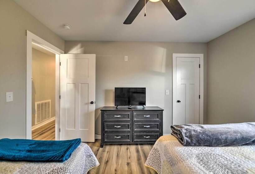 Barkley Breeze Waterfront Home W/ Dock & Kayaks