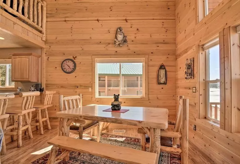 Whistling Woods Cabin: Meadow Views + Gas Grill!