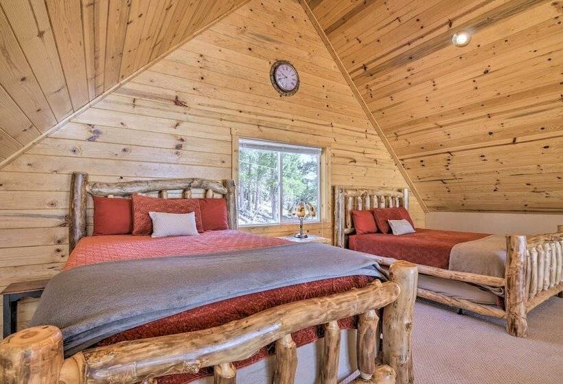 Whistling Woods Cabin: Meadow Views + Gas Grill!