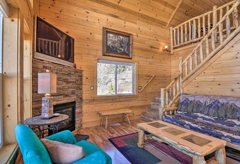 Whistling Woods Cabin: Meadow Views + Gas Grill!