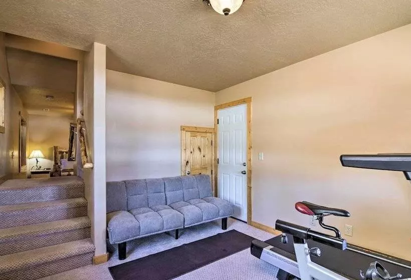 Whistling Woods Cabin: Meadow Views + Gas Grill!