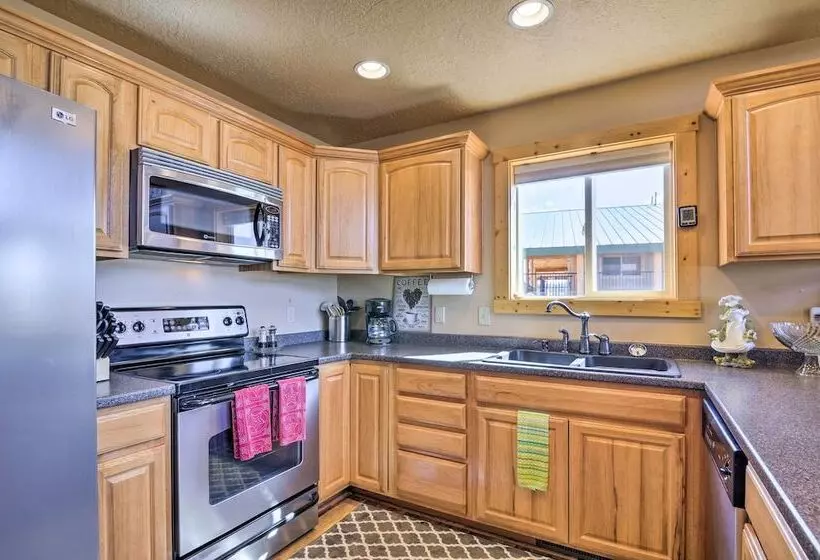 Whistling Woods Cabin: Meadow Views + Gas Grill!