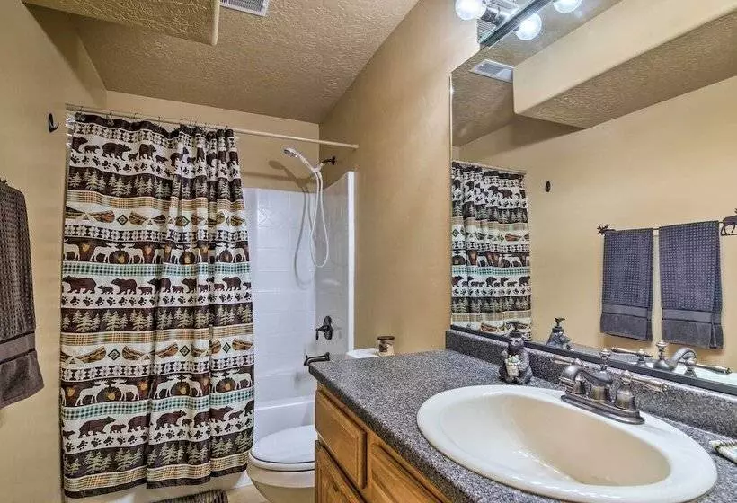 Whistling Woods Cabin: Meadow Views + Gas Grill!