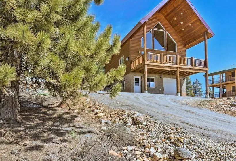 Whistling Woods Cabin: Meadow Views + Gas Grill!