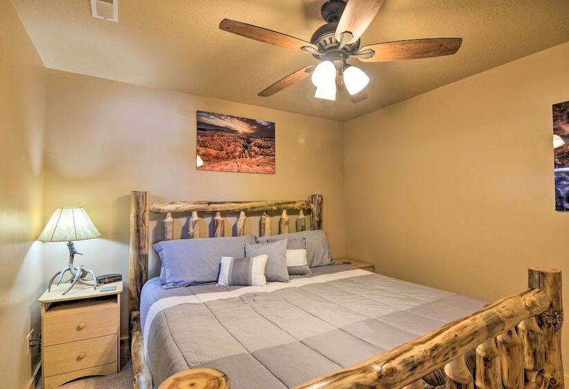 Whistling Woods Cabin: Meadow Views + Gas Grill!