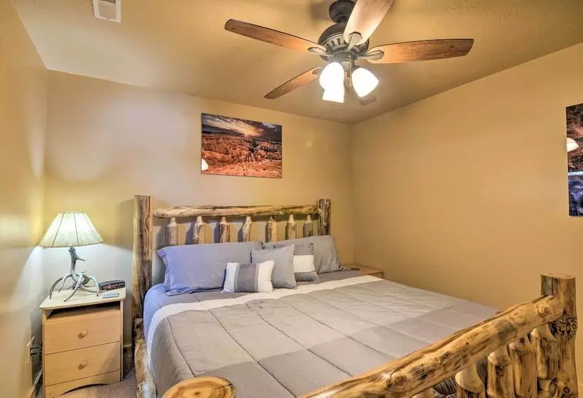 Whistling Woods Cabin: Meadow Views + Gas Grill!