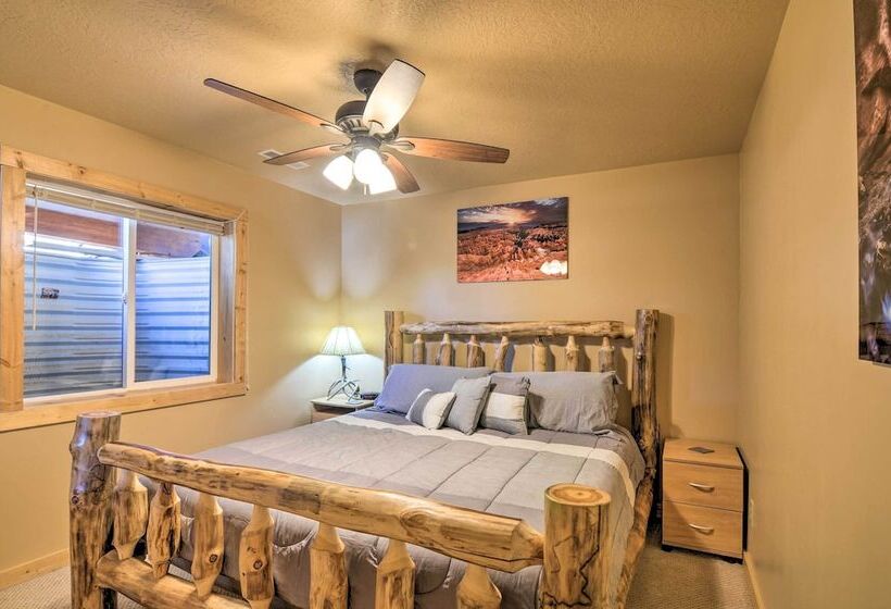 Whistling Woods Cabin: Meadow Views + Gas Grill!