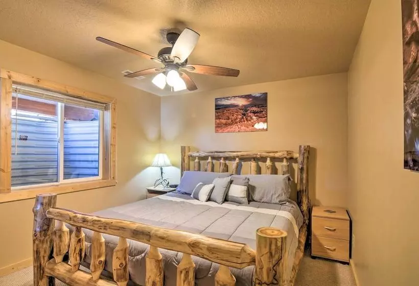 Whistling Woods Cabin: Meadow Views + Gas Grill!