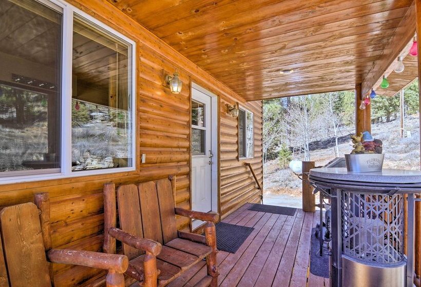 Whistling Woods Cabin: Meadow Views + Gas Grill!