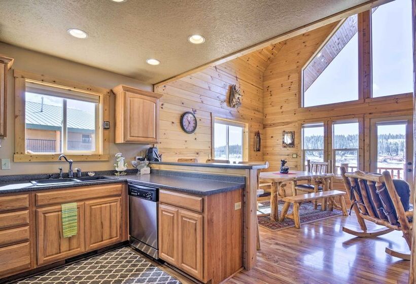 Whistling Woods Cabin: Meadow Views + Gas Grill!