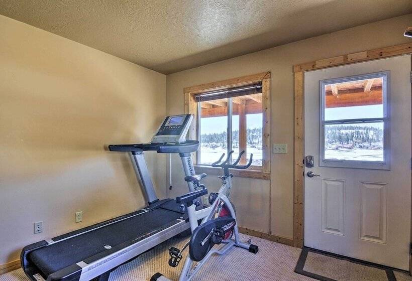 Whistling Woods Cabin: Meadow Views + Gas Grill!