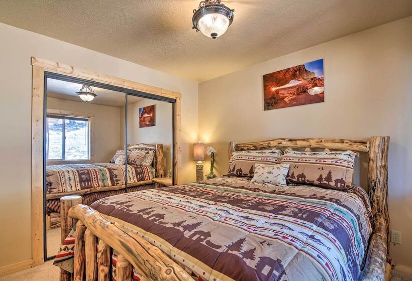 Whistling Woods Cabin: Meadow Views + Gas Grill!