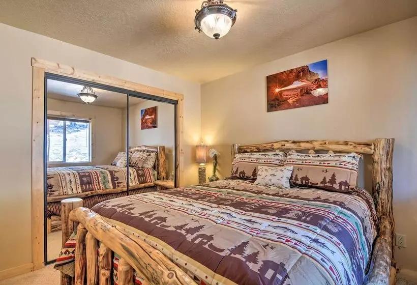 Whistling Woods Cabin: Meadow Views + Gas Grill!