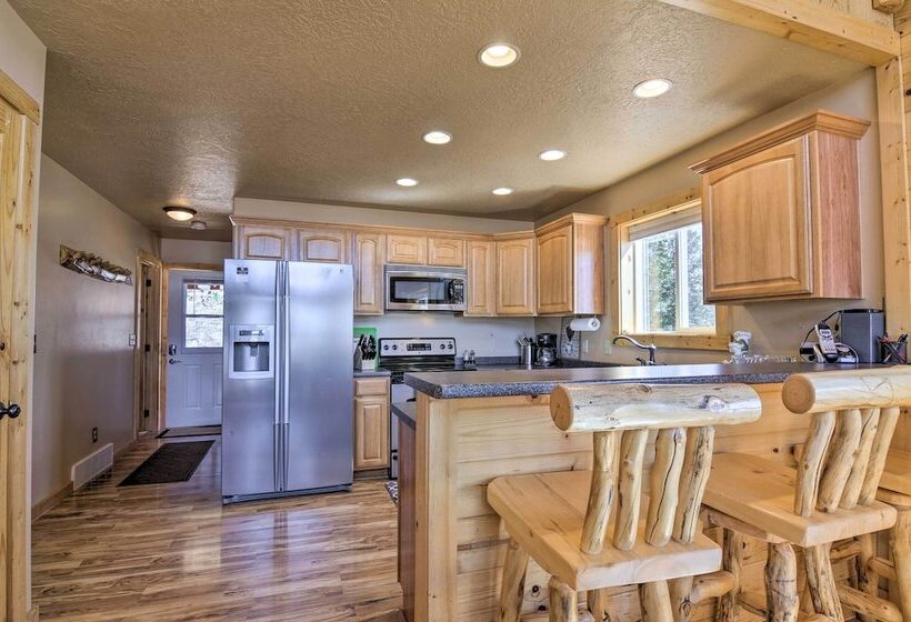 Whistling Woods Cabin: Meadow Views + Gas Grill!