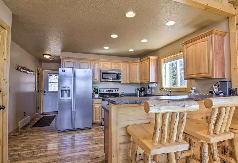 Whistling Woods Cabin: Meadow Views + Gas Grill!