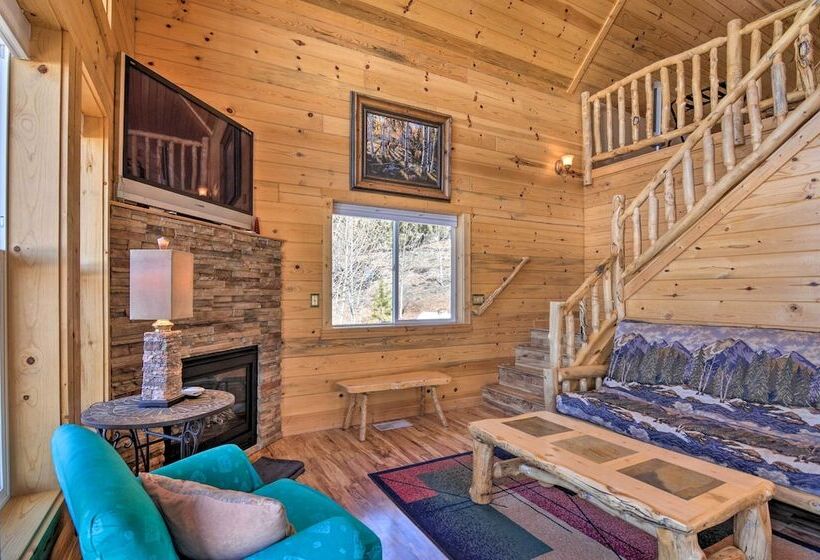 Whistling Woods Cabin: Meadow Views + Gas Grill!